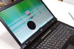 ノートパソコンの液晶割れ画像