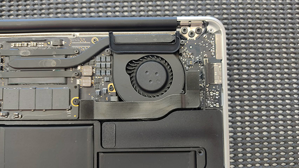 Apple MacBook Air A1466 麦茶をこぼした 液晶画面が映らない ロジックボード修理