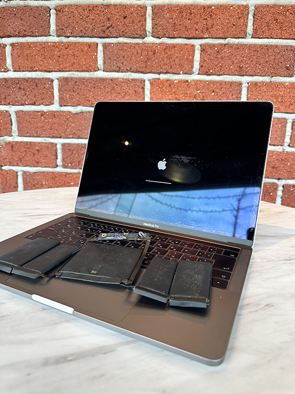 Apple MacBook Pro Mid 2017 A1706 トラックパッドが押せない バッテリー交換