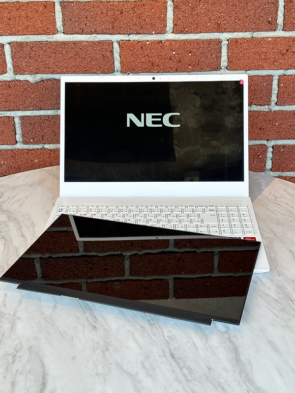 NEC LAVIE N15 N156C/EAW PC-N156CEAW 固いものを挟んで液晶画面が割れた
